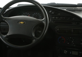 Подержанный автомобиль Chevrolet Niva 2005 года (14 фото)