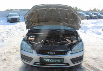 Подержанный автомобиль Ford Focus Hatchback 2005 года (10 фото)