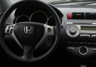 Подержанный автомобиль Honda Jazz 2008 года (14 фото)