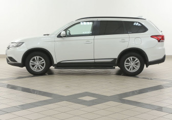 Подержанный автомобиль Mitsubishi Outlander 2022 года (7 фото)