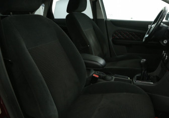 Подержанный автомобиль Ford Focus Sedan 2006 года (10 фото)