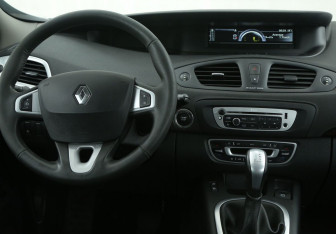 Подержанный автомобиль Renault Scenic 2012 года (14 фото)