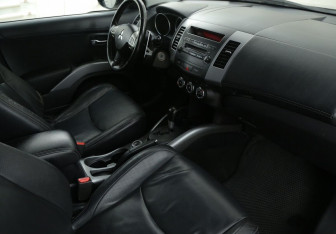 Подержанный автомобиль Mitsubishi Outlander 2011 года (9 фото)