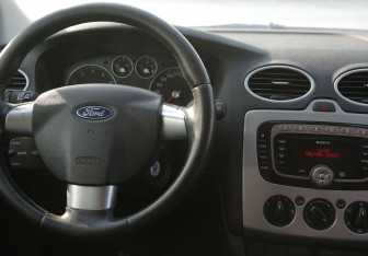 Подержанный автомобиль Ford Focus Sedan 2007 года (14 фото)