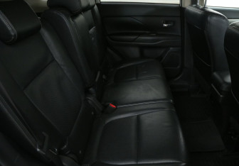 Подержанный автомобиль Mitsubishi Outlander 2012 года (11 фото)