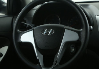 Подержанный автомобиль Hyundai Solaris Sedan 2013 года (16 фото)