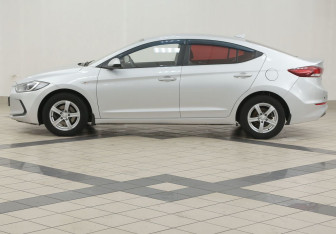 Подержанный автомобиль Hyundai Elantra Sedan 2017 года (7 фото)