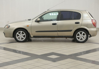 Подержанный автомобиль Nissan Almera Hatchback 2004 года (7 фото)