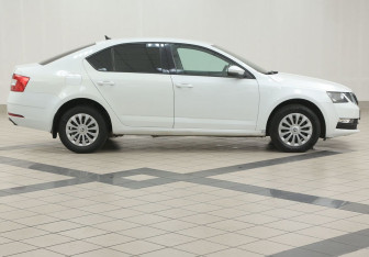 Подержанный автомобиль Skoda Octavia Liftback 2018 года (5 фото)