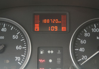 Подержанный автомобиль Renault Sandero 2010 года (17 фото)