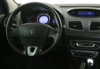 Подержанный автомобиль Renault Fluence 2013 года (14 фото)