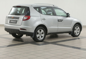 Подержанный автомобиль Geely Emgrand X7 2014 года (4 фото)