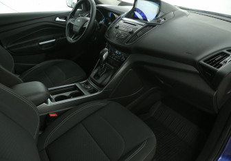 Подержанный автомобиль Ford Kuga 2017 года (9 фото)