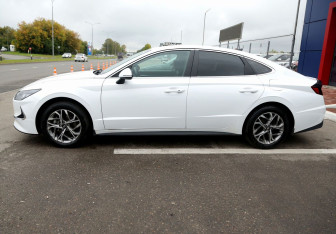 Подержанный автомобиль Hyundai Sonata 2021 года (8 фото)