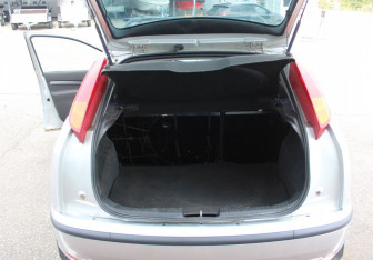 Подержанный автомобиль Ford Focus Sedan 2003 года (15 фото)