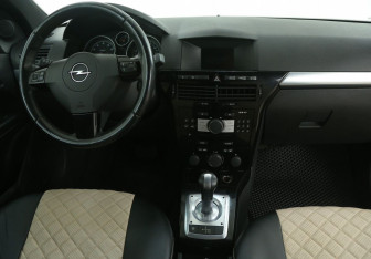 Подержанный автомобиль Opel Astra Hatchback 2010 года (12 фото)