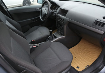 Подержанный автомобиль Opel Astra Hatchback 2005 года (9 фото)