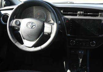 Подержанный автомобиль Toyota Auris Hatchback 2015 года (14 фото)