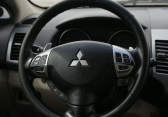 Подержанный автомобиль Mitsubishi Outlander 2010 года (15 фото)