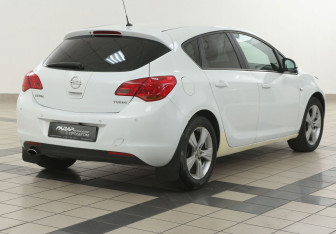 Подержанный автомобиль Opel Astra Hatchback 2011 года (4 фото)