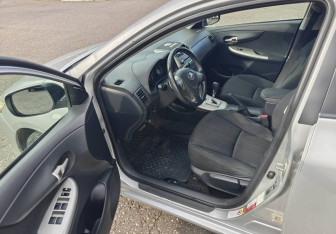 Подержанный автомобиль Toyota Corolla Sedan 2006 года (13 фото)