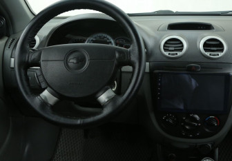 Подержанный автомобиль Chevrolet Lacetti Wagon 2010 года (14 фото)