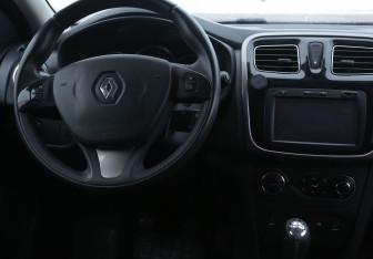 Подержанный автомобиль Renault Sandero 2015 года (14 фото)