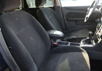 Подержанный автомобиль Ford Focus Wagon 2006 года (10 фото)