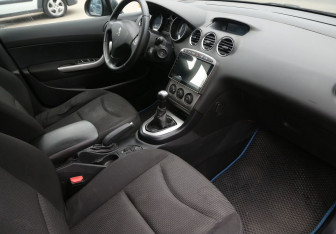 Подержанный автомобиль Peugeot 408 2012 года (9 фото)