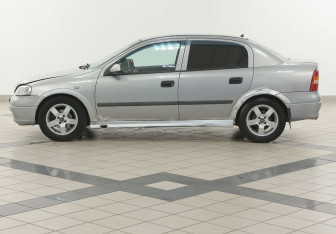 Подержанный автомобиль Opel Astra Sedan 2002 года (7 фото)