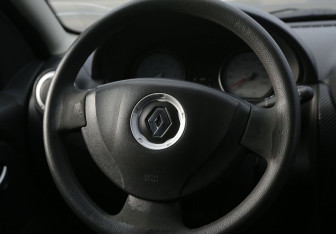 Подержанный автомобиль Renault Sandero 2010 года (16 фото)