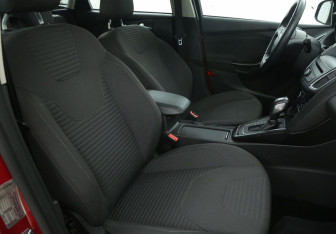 Подержанный автомобиль Ford Focus Hatchback 2017 года (10 фото)