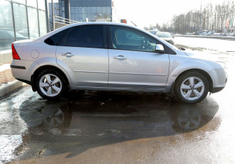 Подержанный автомобиль Ford Focus Sedan 2007 года (7 фото)