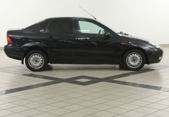 Подержанный автомобиль Ford Focus Sedan 2003 года (5 фото)