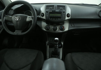 Подержанный автомобиль Toyota RAV4 2011 года (12 фото)