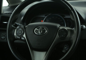 Подержанный автомобиль Toyota Venza 2014 года (16 фото)