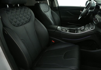 Подержанный автомобиль Hyundai Santa Fe 2022 года (10 фото)