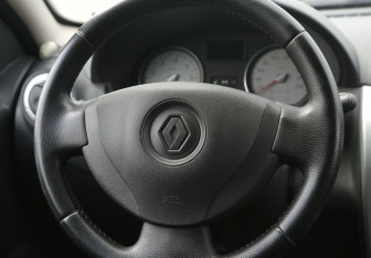 Подержанный автомобиль Renault Sandero 2012 года (16 фото)