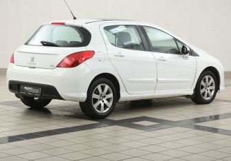 Подержанный автомобиль Peugeot 308 Hatchback 2012 года (4 фото)
