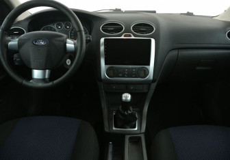 Подержанный автомобиль Ford Focus Hatchback 2007 года (12 фото)