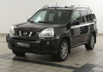 Подержанный автомобиль Nissan X-Trail 2010 года (8 фото)