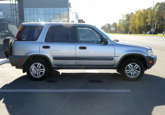 Подержанный автомобиль Honda CR-V 2001 года (7 фото)