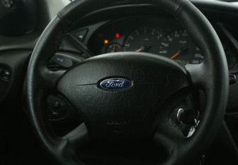Подержанный автомобиль Ford Focus Sedan 2003 года (16 фото)