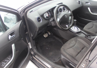 Подержанный автомобиль Peugeot 408 2014 года (14 фото)