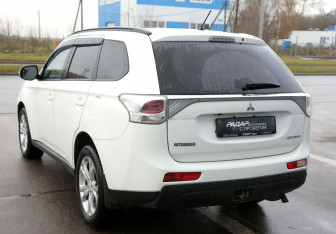 Подержанный автомобиль Mitsubishi Outlander 2012 года (4 фото)