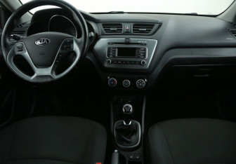 Подержанный автомобиль Kia Rio Sedan 2016 года (12 фото)