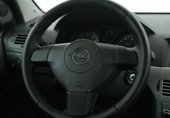 Подержанный автомобиль Opel Astra Sedan 2012 года (16 фото)