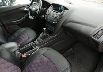 Подержанный автомобиль Ford Focus Hatchback 2015 года (9 фото)