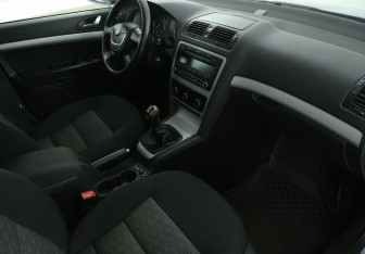 Подержанный автомобиль Skoda Octavia Liftback 2010 года (9 фото)