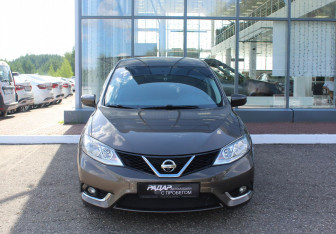 Подержанный автомобиль Nissan Tiida Hatchback 2015 года (2 фото)